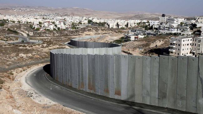 Eine jüdische Siedlung im Westjordanland, die mittels Trennmauer vor palästinensischen Angriffen geschützt werden soll