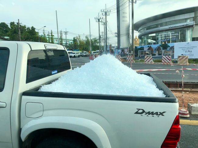 Curiosities from Thailand I: yes, there are ice cubes on the loading area 😂😂😂