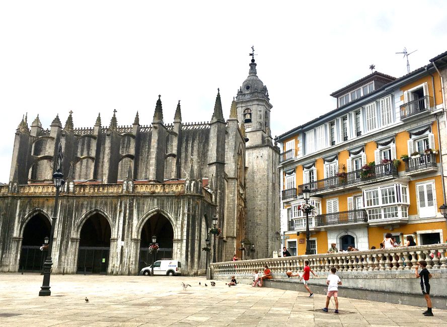 Die Basilika Mariä Himmelfahrt stammt aus dem 15. Jahrhundert und ist eine bedeutende spätgotische Konstruktion, die zum Nationaldenkmal erklärt wurde.