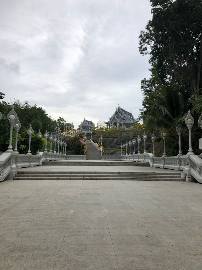 Buddhistischer Tempel mitten in Krabi Town 