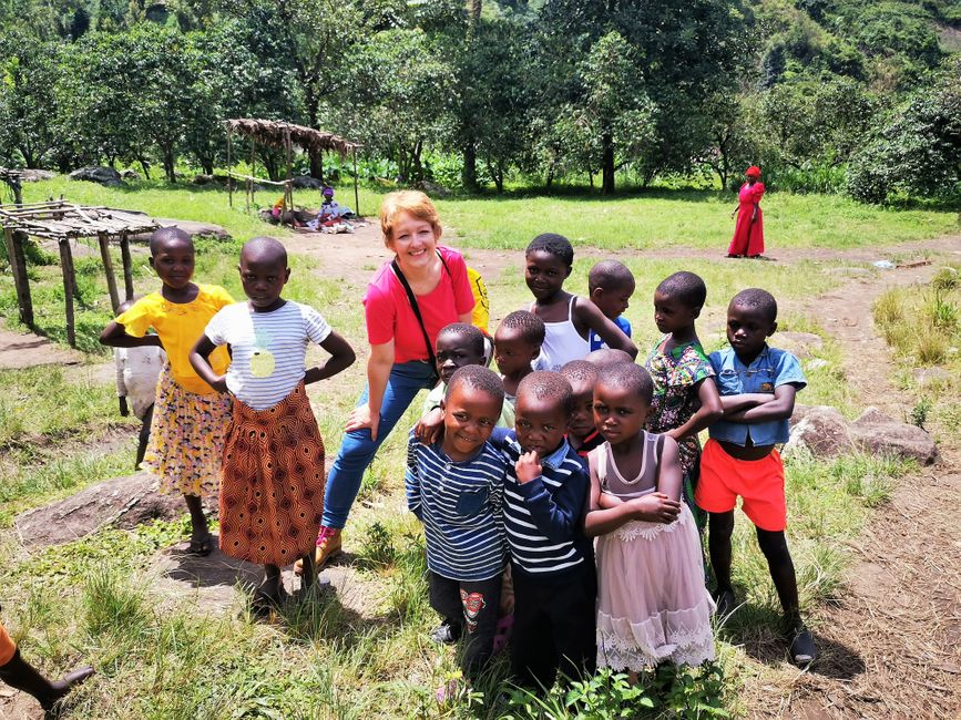 Die Kinder freuen sich über den Besuch der Mzungu....