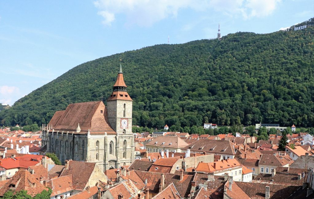 The final picture shows the view from the White Tower down to the old town. In the background, you can see Mount Tampa with its prominent 'Hollywood' sign of the city of Brasov, as well as the cable car that will take us up the 900-meter-high mountain in another post.