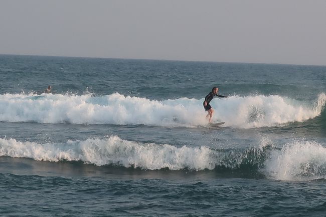 Ein Surfer in Ahangama