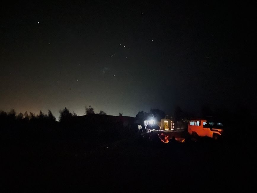 Der Orion über dem nächtlichen Lagerfeuer des Camps