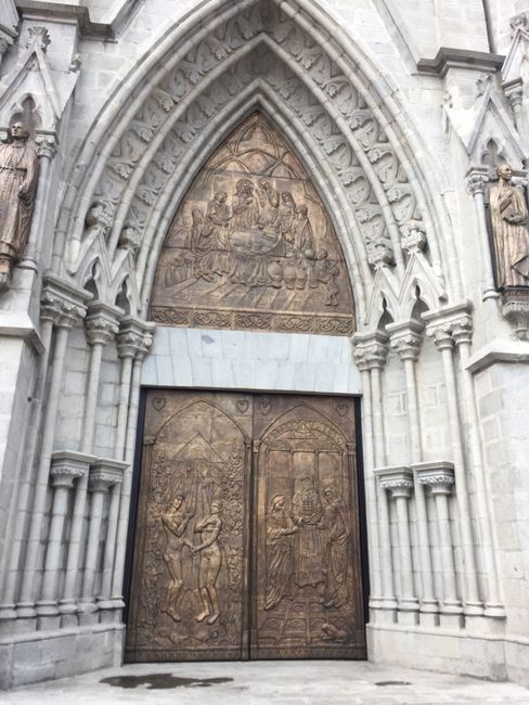 Nur ein beeindruckendes Eingangstor von der Kathedrale 