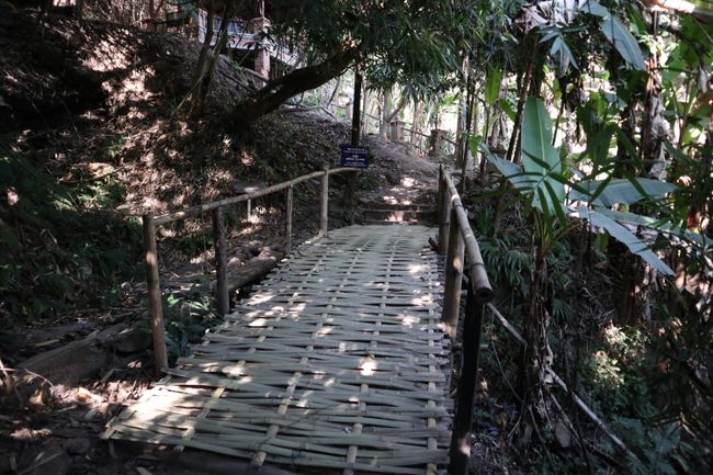 Eine Bambusbrücke.