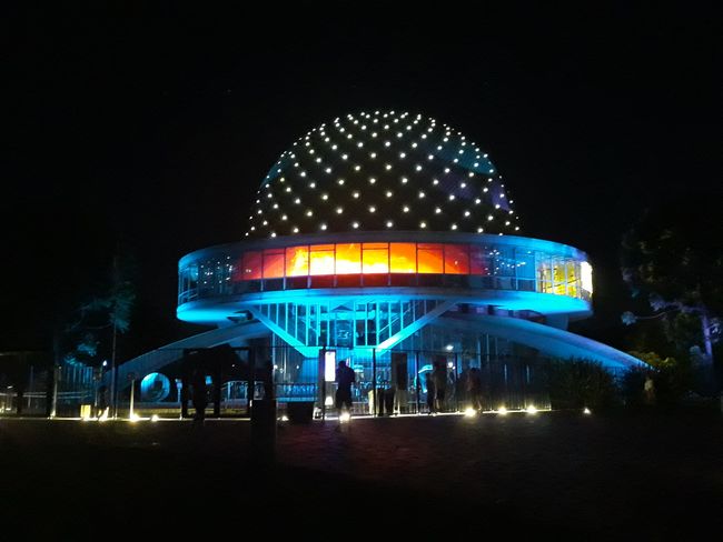 Planetarium bei Nacht