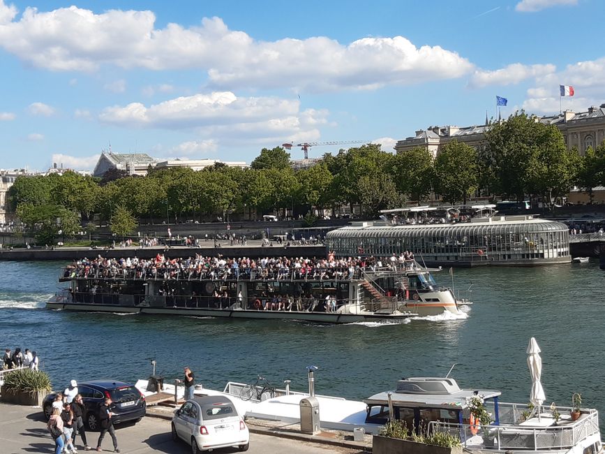 Excursion boat on the Seine
