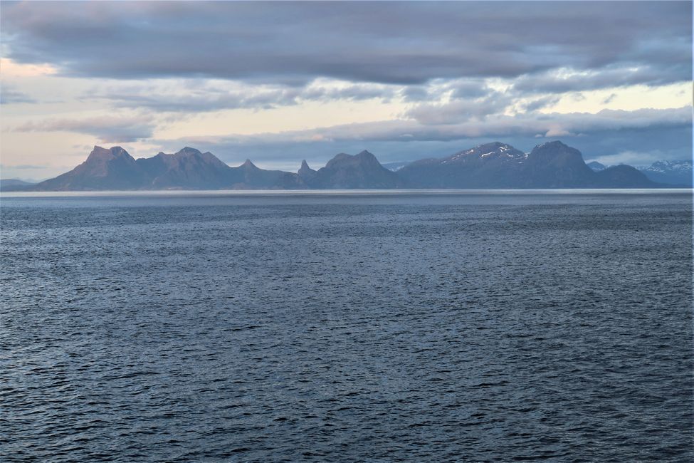 Only the adventurous view towards the Nordland coast continues.