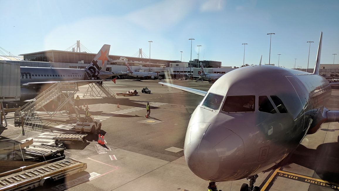 Flughafen Sydney - da steht unsere "Jetstar"