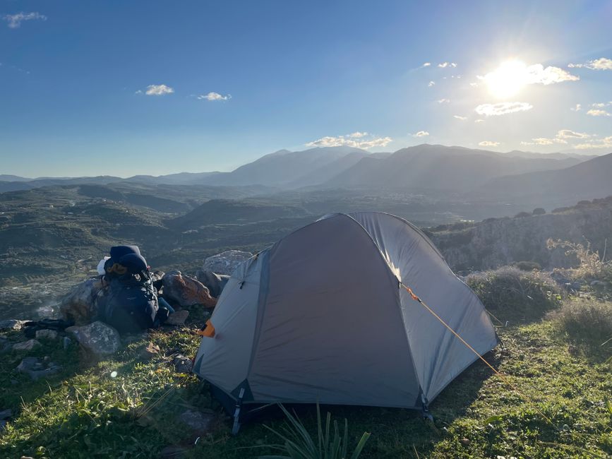 Mein Schlafplatz am zweiten Abend auf Kreta, mit einem unglaublichen Blick auf Heraklion und die Berge