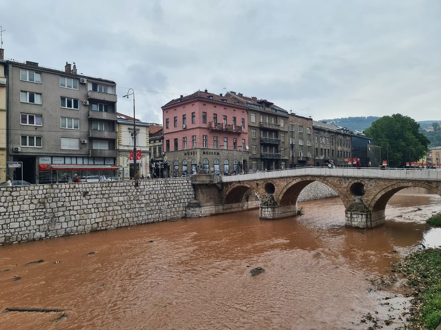 Über diese Brücke fuhr 1914 der Erzherzog Franz Ferdinand, weil sich sein Kutscher verfahren hatte. Zufällig befand sich Gavrilo Princip an deren Ende, dort wo heute das Museum ist, und nutzte seine Chance und erschoss den österreich-ungarischen Thronfolger und löste damit indirekt den ersten Weltkrieg aus.