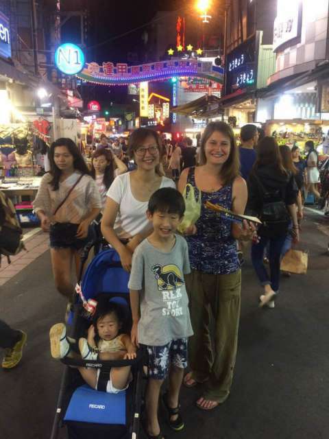 Nachtmarkt mit der ersten Familie