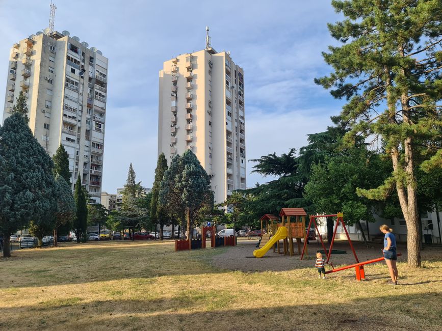 Erster Anlaufpunkt in Podgorica war natürlich ein Spielplatz. Die Umgebung erinnerte an unsere Kindheit im Heckertgebiet.