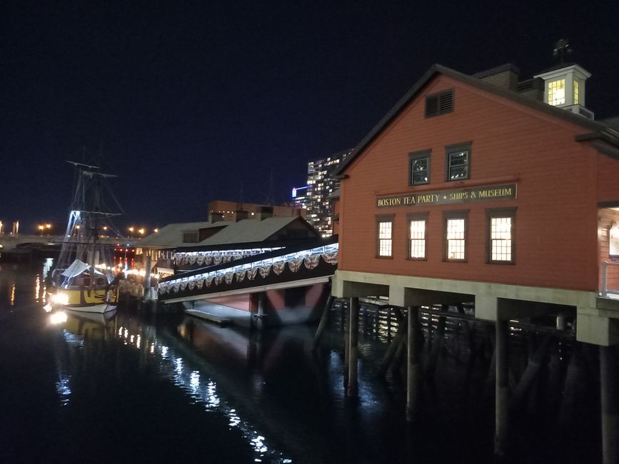 Abendspaziergang, Schiffsnachbau zur Erinnerung an die Boston Tea Party