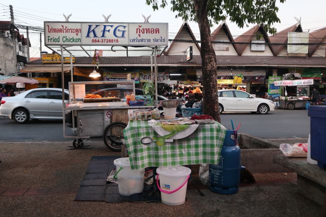 Ein KFG-Stand mit frittiertem Hühnchen am Markt.