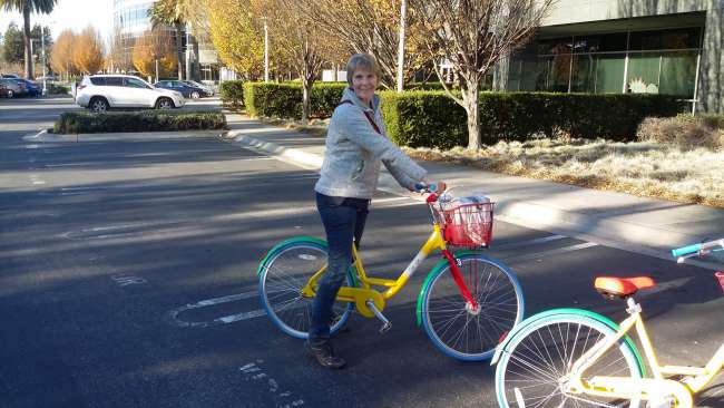 Návšteva ústredia spoločnosti Google v Mountainview v Kalifornii. Návštevníkom sú k dispozícii krásne farebné bicykle Google (G-Bikes), aby mohli preskúmať rozsiahly areál. Tomu hovorím servis! 👍