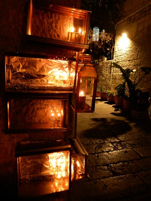 También en las calles de la Ciudad Vieja brillan luces en honor a la fiesta de Janucá