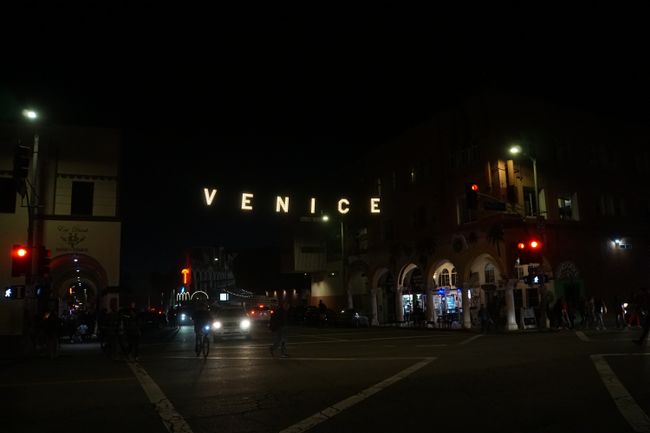 Leuchtschild am Strandzugang von Venice