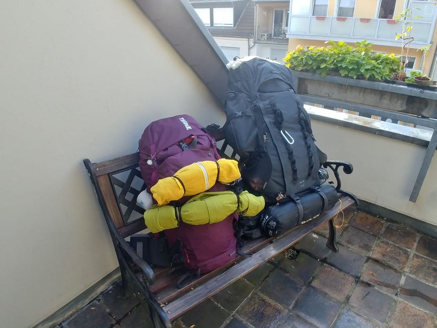 Knapp 15 kg Gepäck für Mary und etwas über 20 kg für Stefan, samt Kleidung, Campingausrüstung und Verpflegung. Uff...