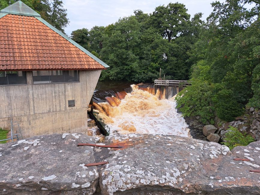 Das Wasser ist in Schweden irgendwie oft recht braun. Liegt wohl am hohen Eisengehalt, was das Wasser quasi rostig macht, aber nicht ungesund.