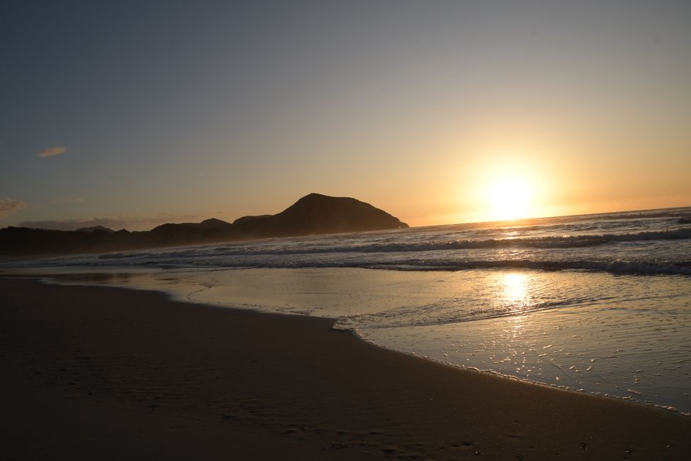 Bei Cape Farewell: Sonnenuntergang am Wharariki Beach