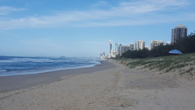 Main Beach mit Gold Coast Skyline