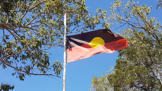 Die Flagge der Aborigines (Einheimische Australiens). 