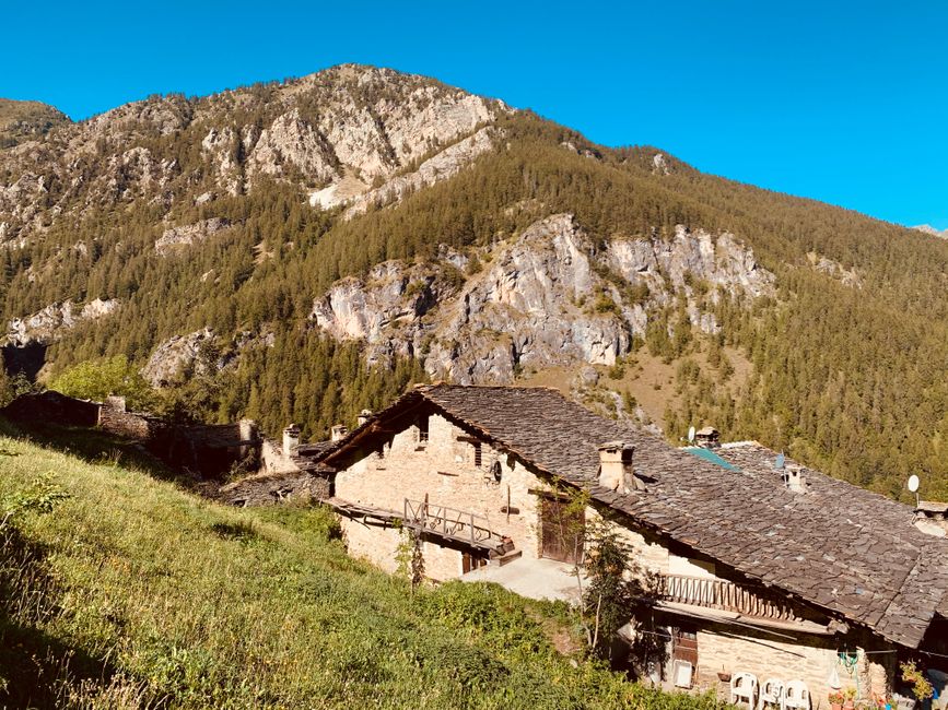 Farmhouse on the road to Col d'Esischie