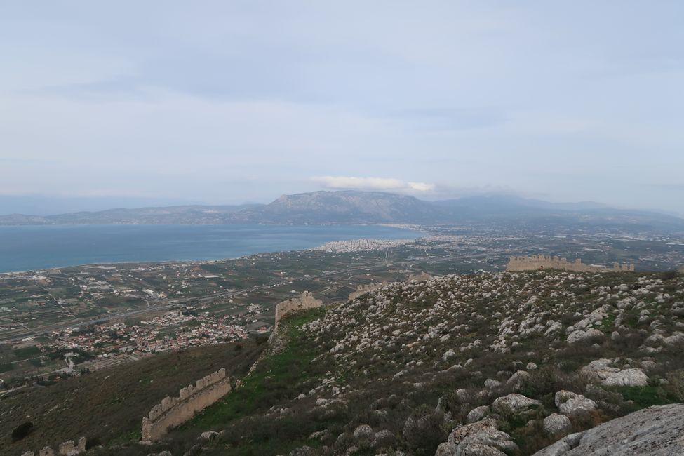 Ausblick von Akrokorinth auf das neue Korinth und auf die antike Ausgrabungsstä