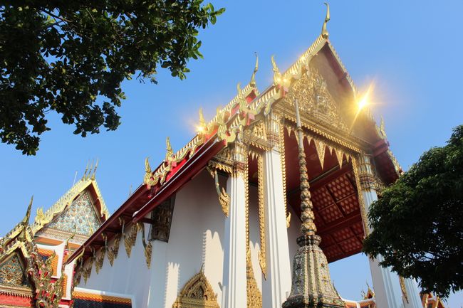 Wat Pho: Gold-schimmerndes Tempelgebäude