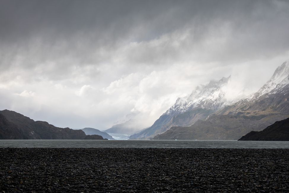 Der Gletscher Grey zeigt sich kurz zwischen den Wolken