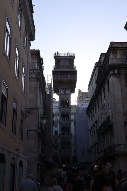 Der Aufzug Elvador de Santa Justa steht zwischen den Häusern im Stadtteil Baixa führt zum oberen Stadteil Chiado und zu einer Aussichtsplattform.