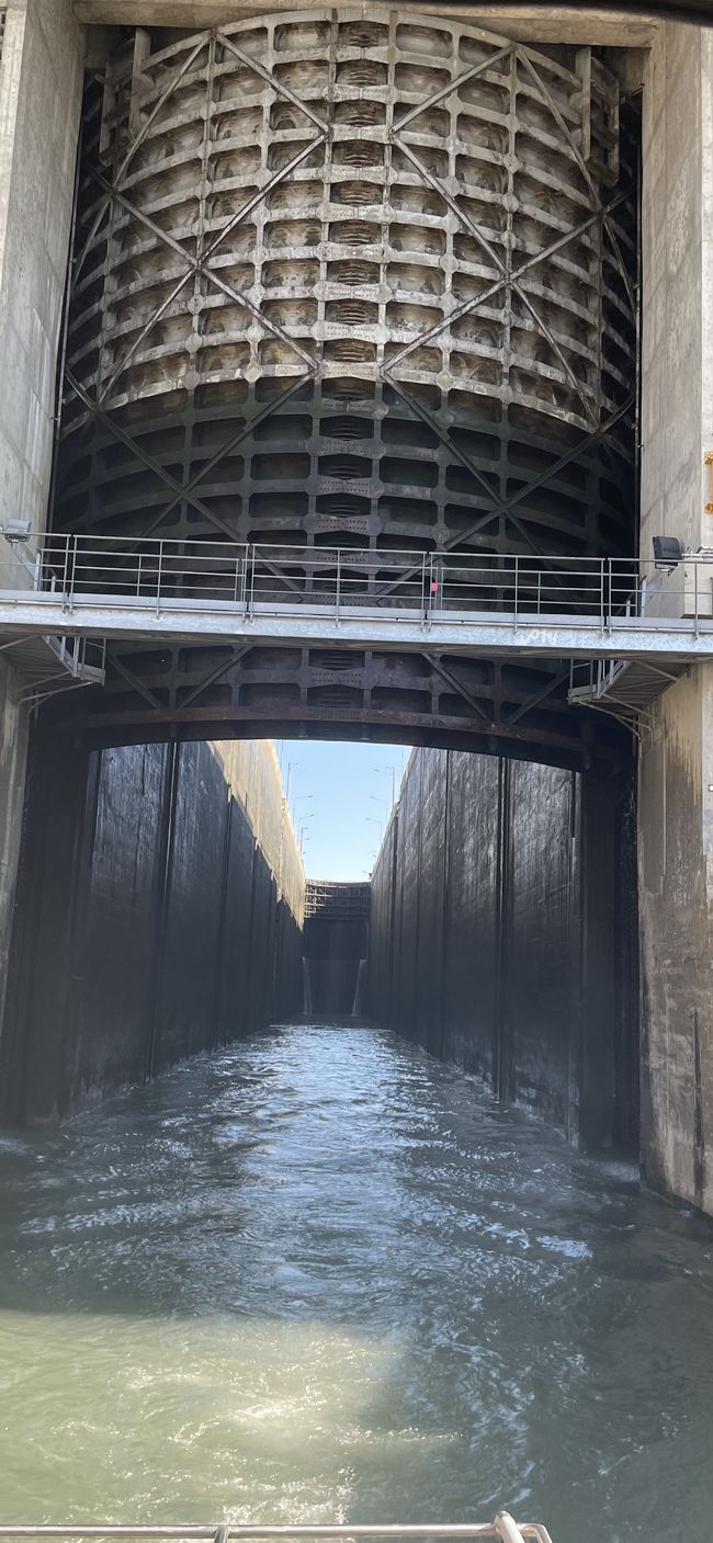 Bollene lock, 23 meters high