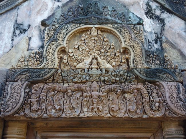 Banteay Srei: ein perfekt gestalteter Giebel