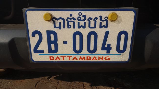 Morgens ging es mit dem Bus von Siem Reap nach Battambang. Tagsüber eigentlich nur geschlafen, waren kaputt. 