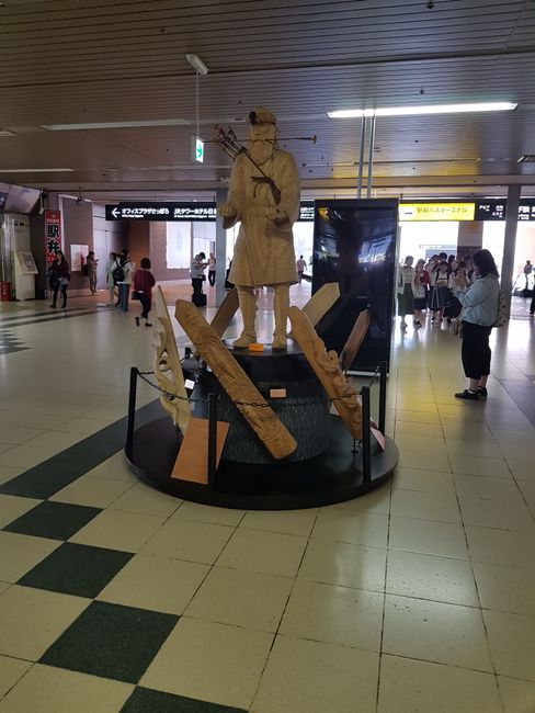 Das ist so eine Statue die einfach mitten im Bahnhof von Sapporo rumsteht O.o