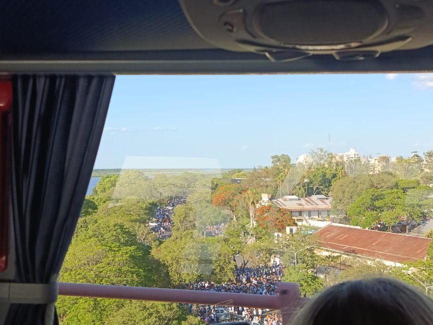 Nach dem Spiel ging es gleich wieder zurück, hier ein Bild aus meinem Bus, auf die feiernden Menschenmassen in Corrientes, einer kleinen Großstadt. In Buenos Aires sind um die Mannschaft zu begrüßen schlappe fünf Millionen Menschen zusammengekommen, für die, die es verpasst haben. 