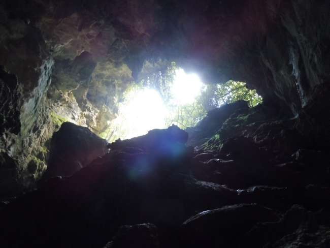 Blick zum Eingang der Höhle
