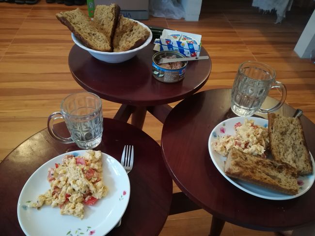 Frühstück mit Rührei, Tunfisch und Käse
