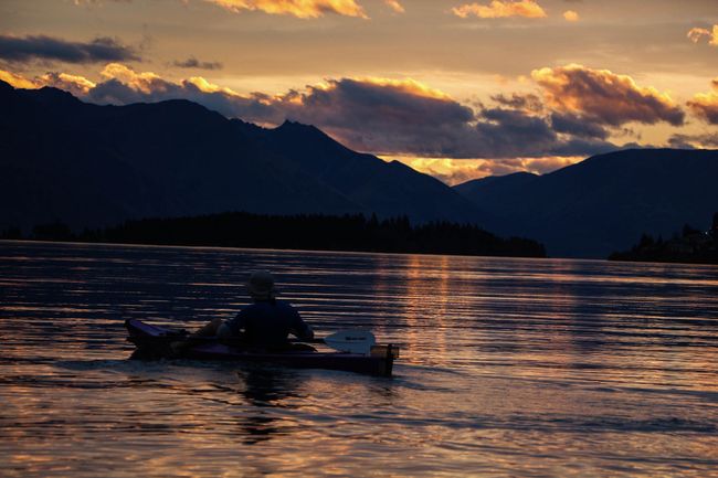Kayak-Fischer während einem Sonnuntergang