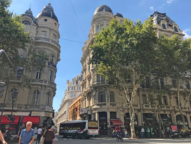 The trademark of Buenos Aires are magnificent buildings and many shade-giving trees.