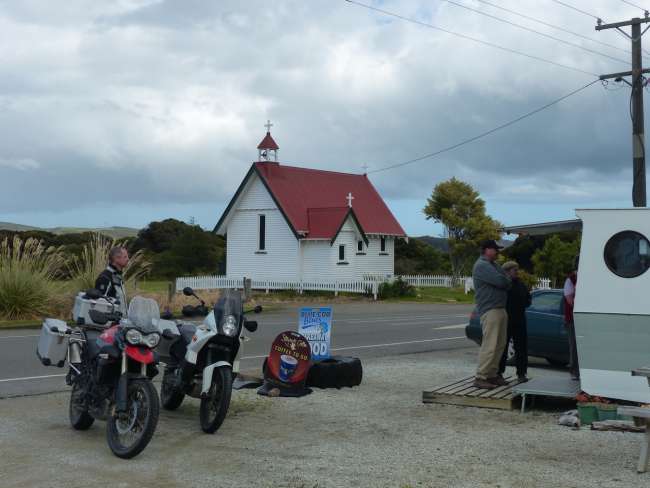 Infrastructure in Curio Bay: church and fish & chips stand