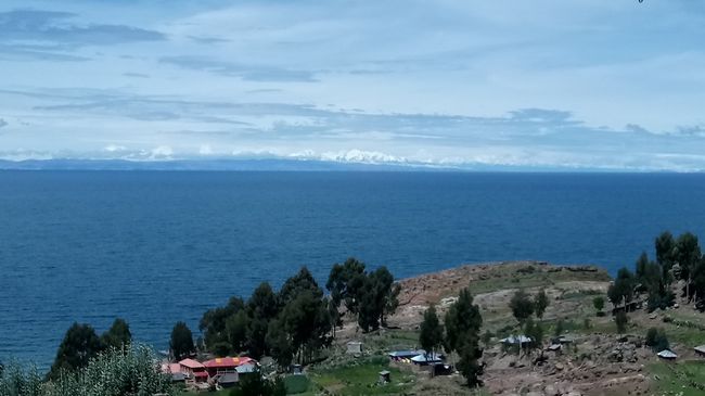 Blick auf Boliviens Berge von Taquile aus