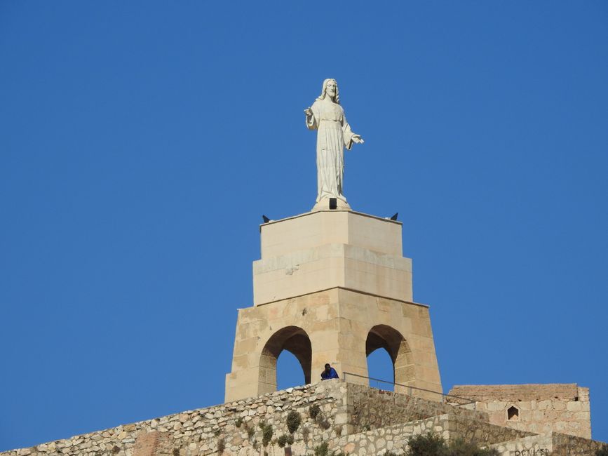 Die christlichen Einflüsse auf Alcazaba: Hoch über allem steht eine Jesus-Statue.