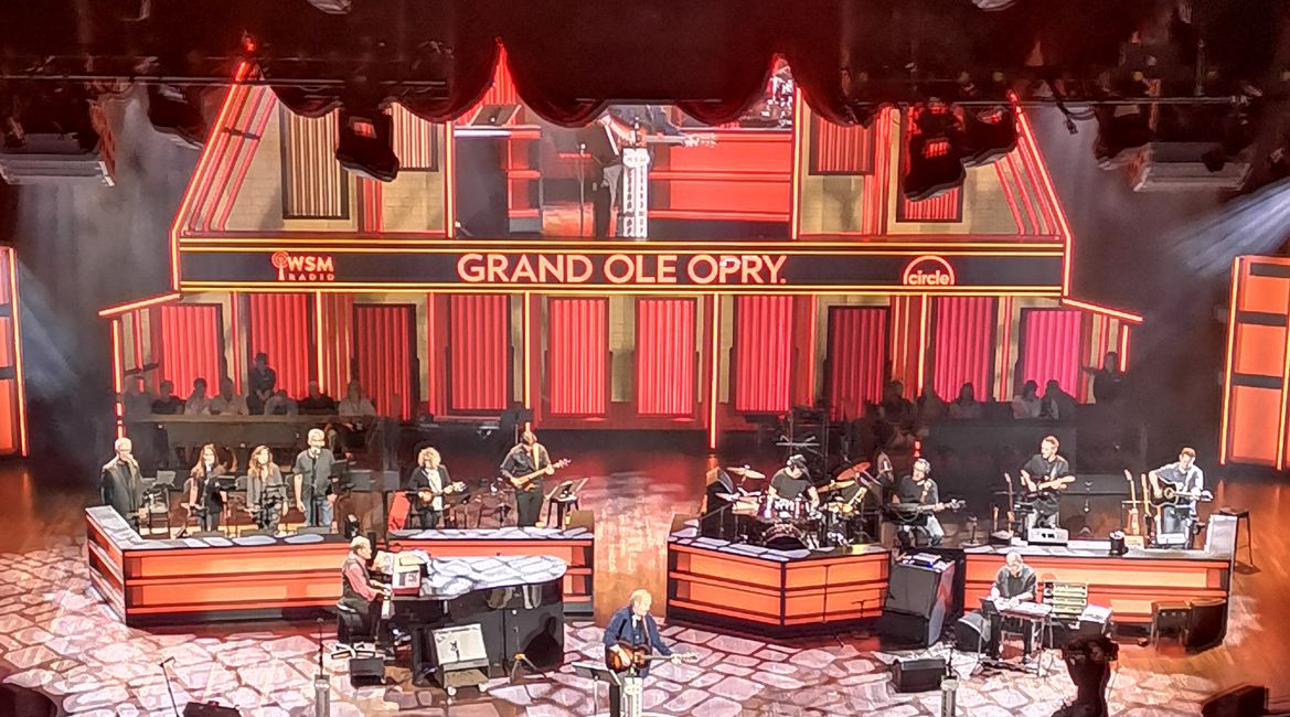 At the 'grand ole opry' - A 'grand' experience.. 😍🇱🇷🎼🎻🎹🪕