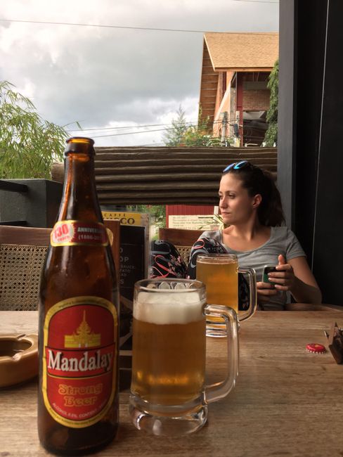 Kräftesammeln bei einem Bier Mandalay