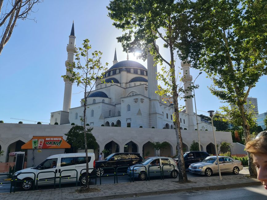 Wahnsinnig viele Sehenswürdigkeiten hat Tirana eigentlich nicht. Eine Davon ist diese Moschee. Gebaut vom türkischen Staat direkt neben den albanischen Regierungssitz um seinen Einfluss in Albanien zu erweitern.