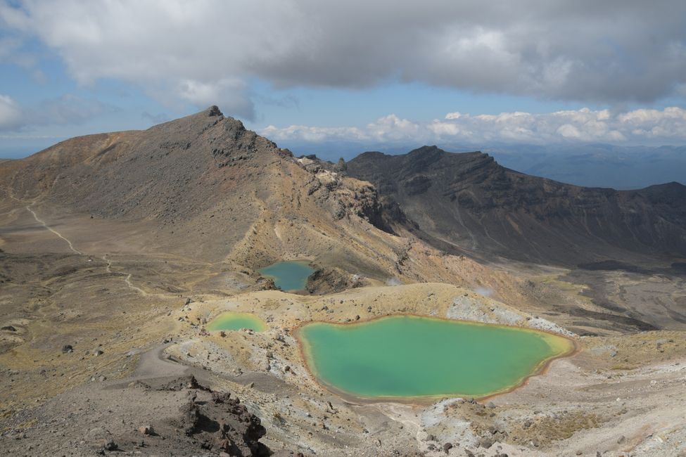 Tongariro Crossing: Steam emission at the Emerald Lakes