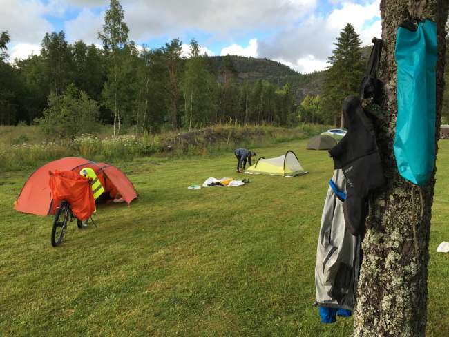 Aber nach wieder 100km ist Namsos da - andere Norkapfahrer auch umd das Regenzeugs ist dank des Windes und der paar spärlichen Sonnenstrahlen schon bald trocken ...